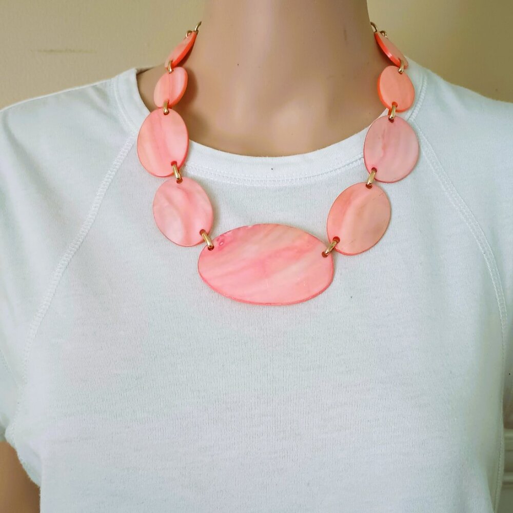 Woman's River Shell Statement Necklace 21" Coral Tone Graduated Link Choker